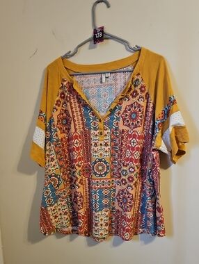 Cato Patterned V Neck Short Sleeve Top. In EUC